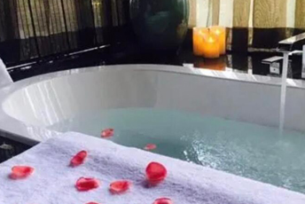 南京玄武水疗池中的失重冥想：当身体学会漂浮